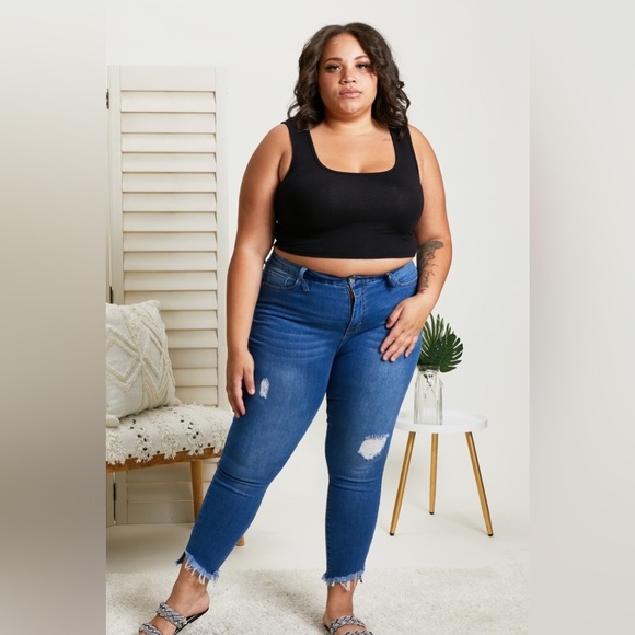 YMI Jeanswear Irene Frayed Cropped Jeans - Picture 9 of 9